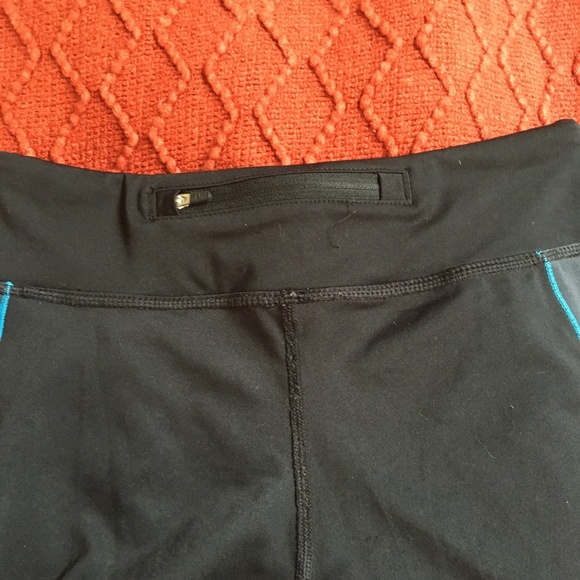 💛Black Capri Yoga Pants with Blue Detailing - Picture 2 of 3